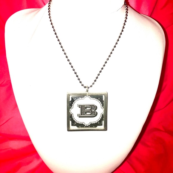✨Vintage✨ Double Sided “B” Necklace - Picture 5 of 6